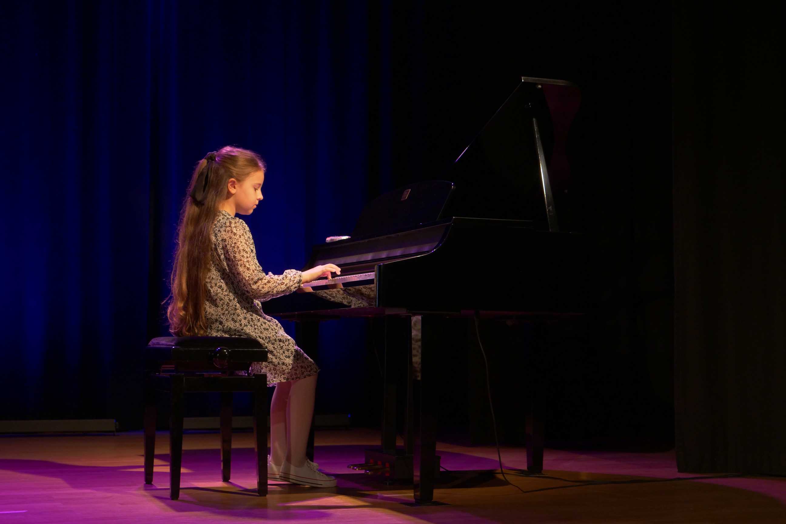 Pianistka na scenie podczas popisów muzyczne dzieci i młodzieży w Miejskim Ośrodku Kultury w Wojkowicach