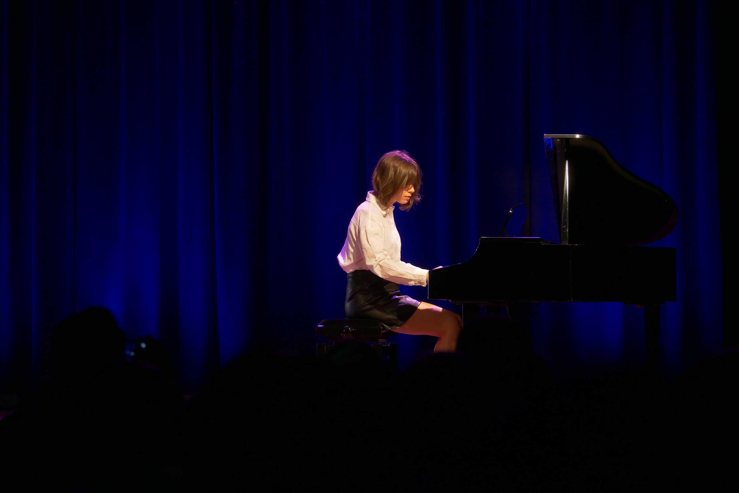 Pianistka na scenie podczas popisów muzyczne dzieci i młodzieży w Miejskim Ośrodku Kultury w Wojkowicach