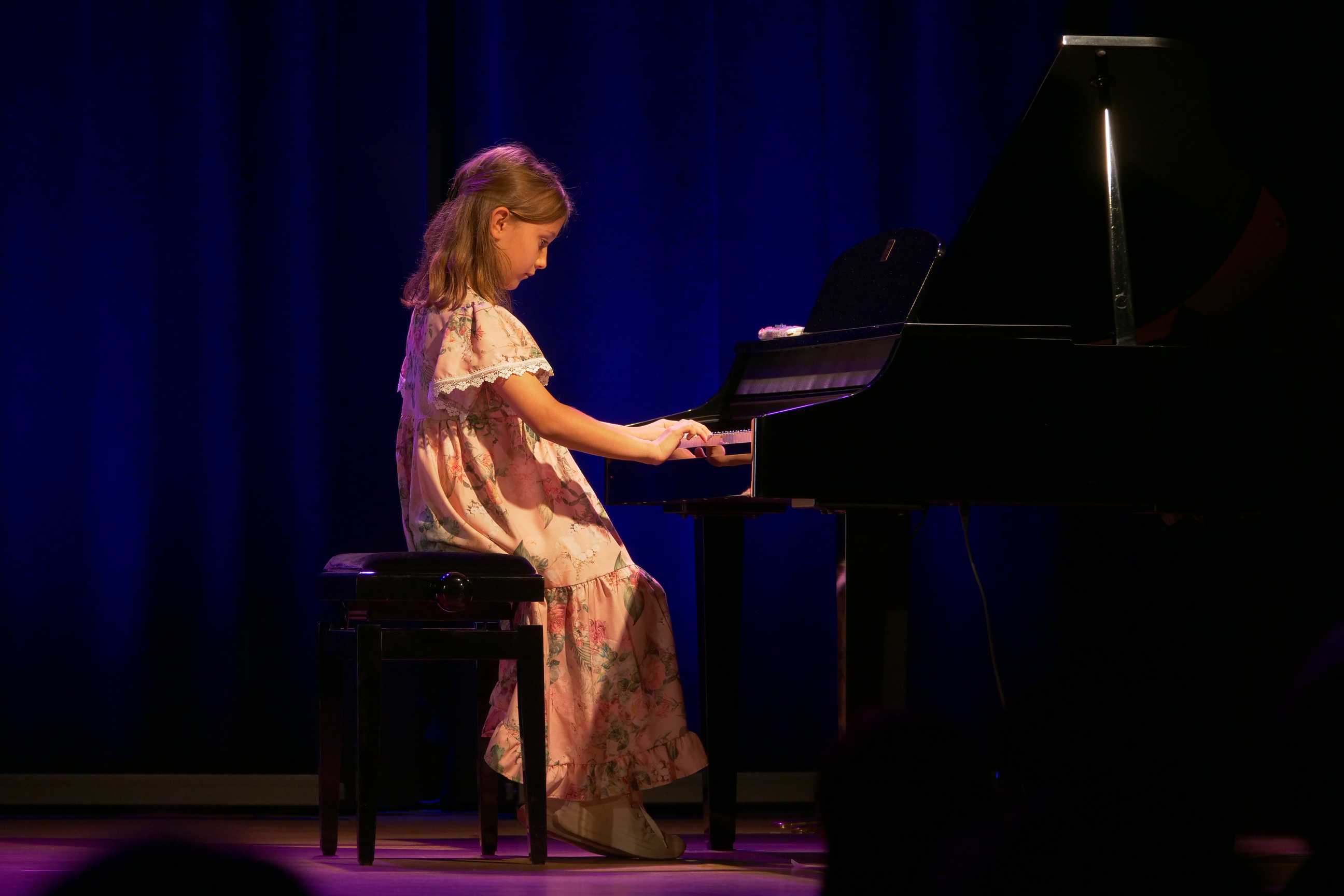 Pianistka na scenie podczas popisów muzyczne dzieci i młodzieży w Miejskim Ośrodku Kultury w Wojkowicach