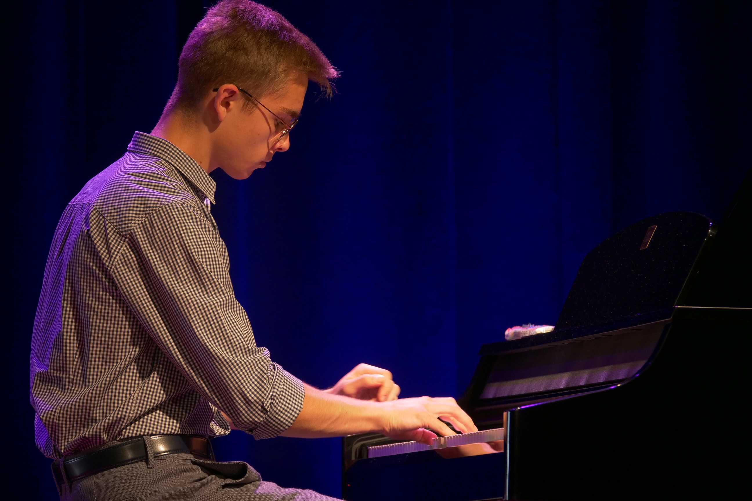 Pianista na scenie podczas popisów muzyczne dzieci i młodzieży w Miejskim Ośrodku Kultury w Wojkowicach