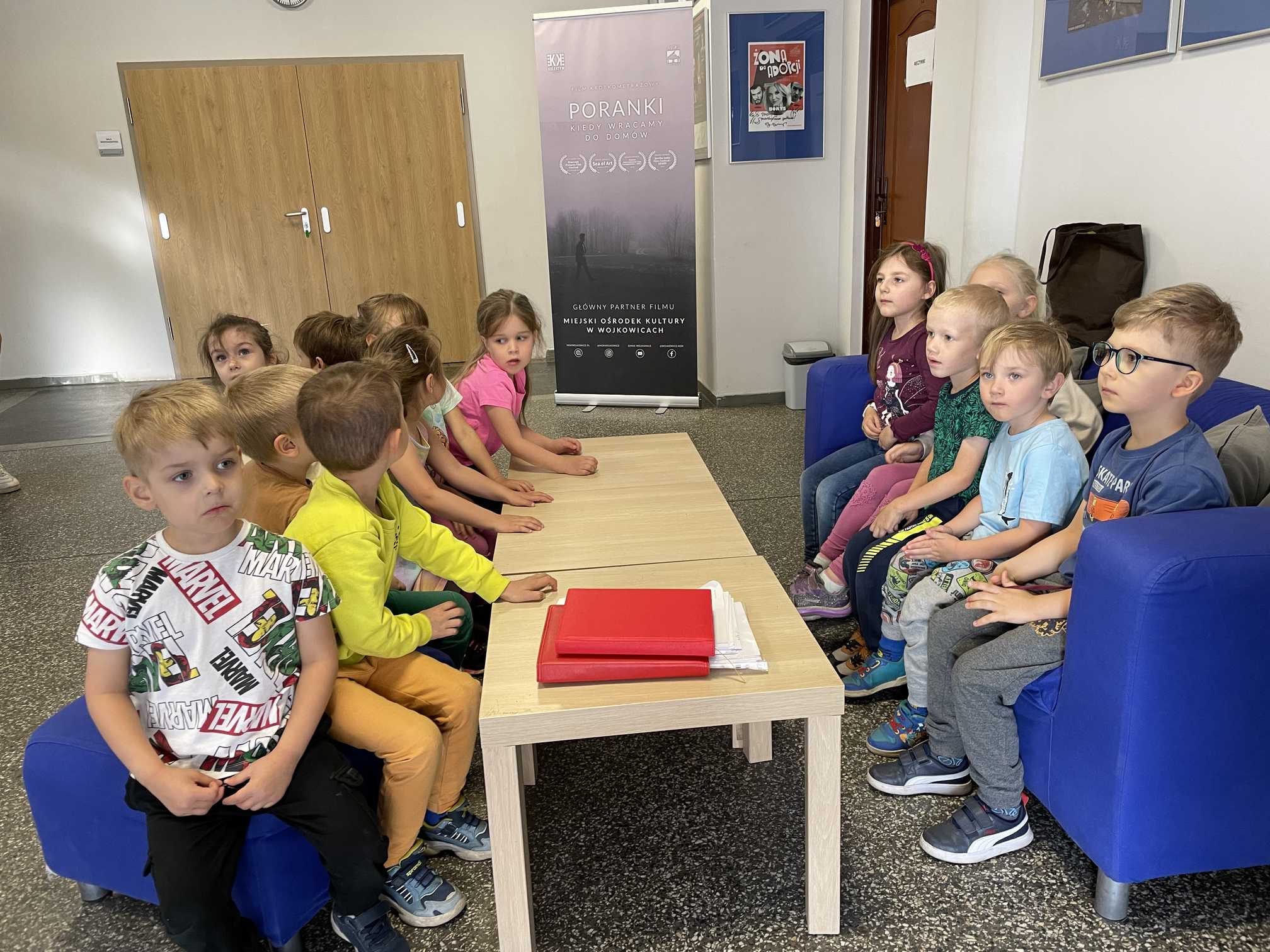 Grupa przedszkolaków na wycieczce w Miejskim Ośrodku Kultury w Wojkowicach