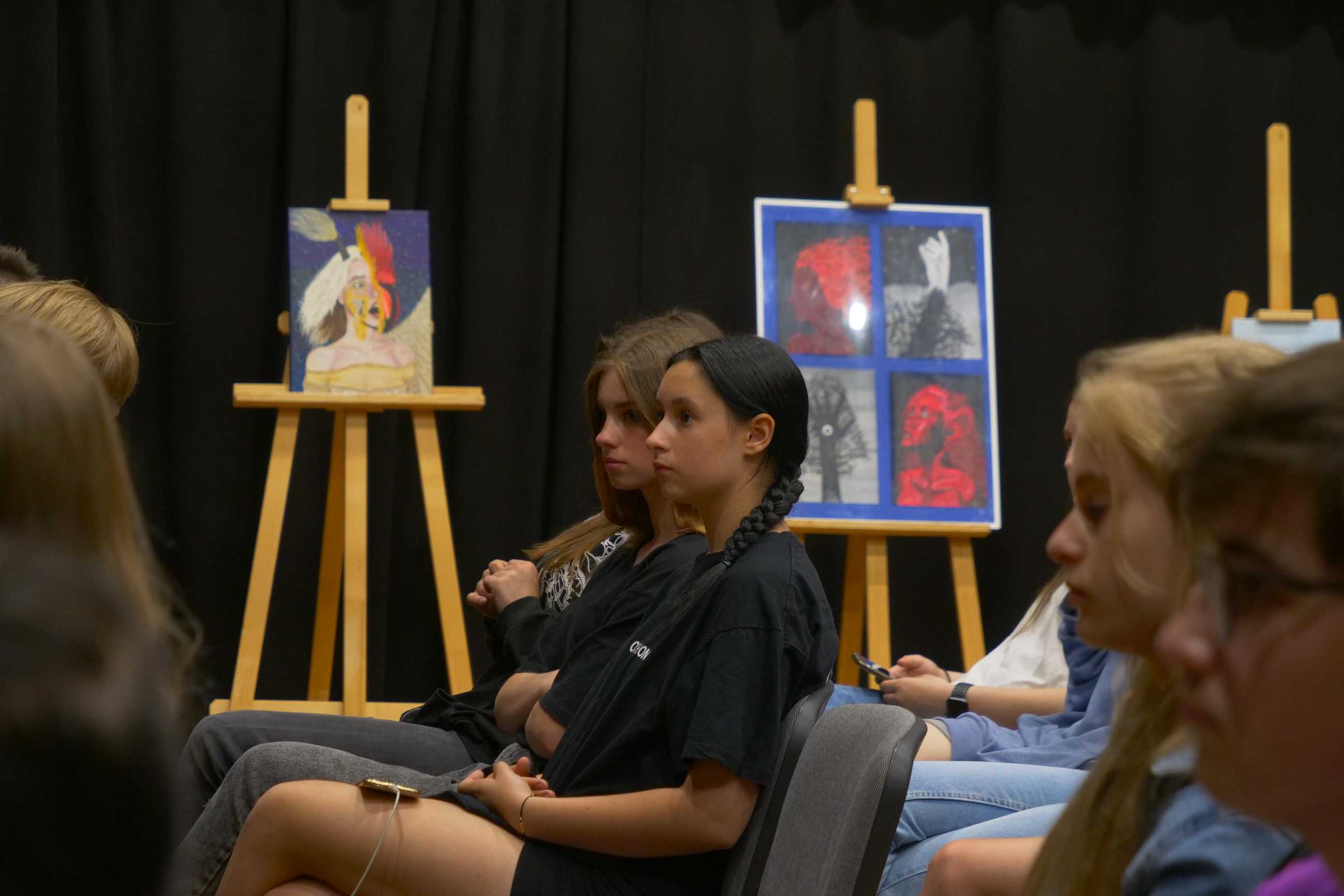 uczniowie na prelekcji wernisażu malarskiego "Podróże wyobraźni" uczniów ZSOiT w Wojkowicach w Miejskim Ośrodku Kultury w Wojkowicach