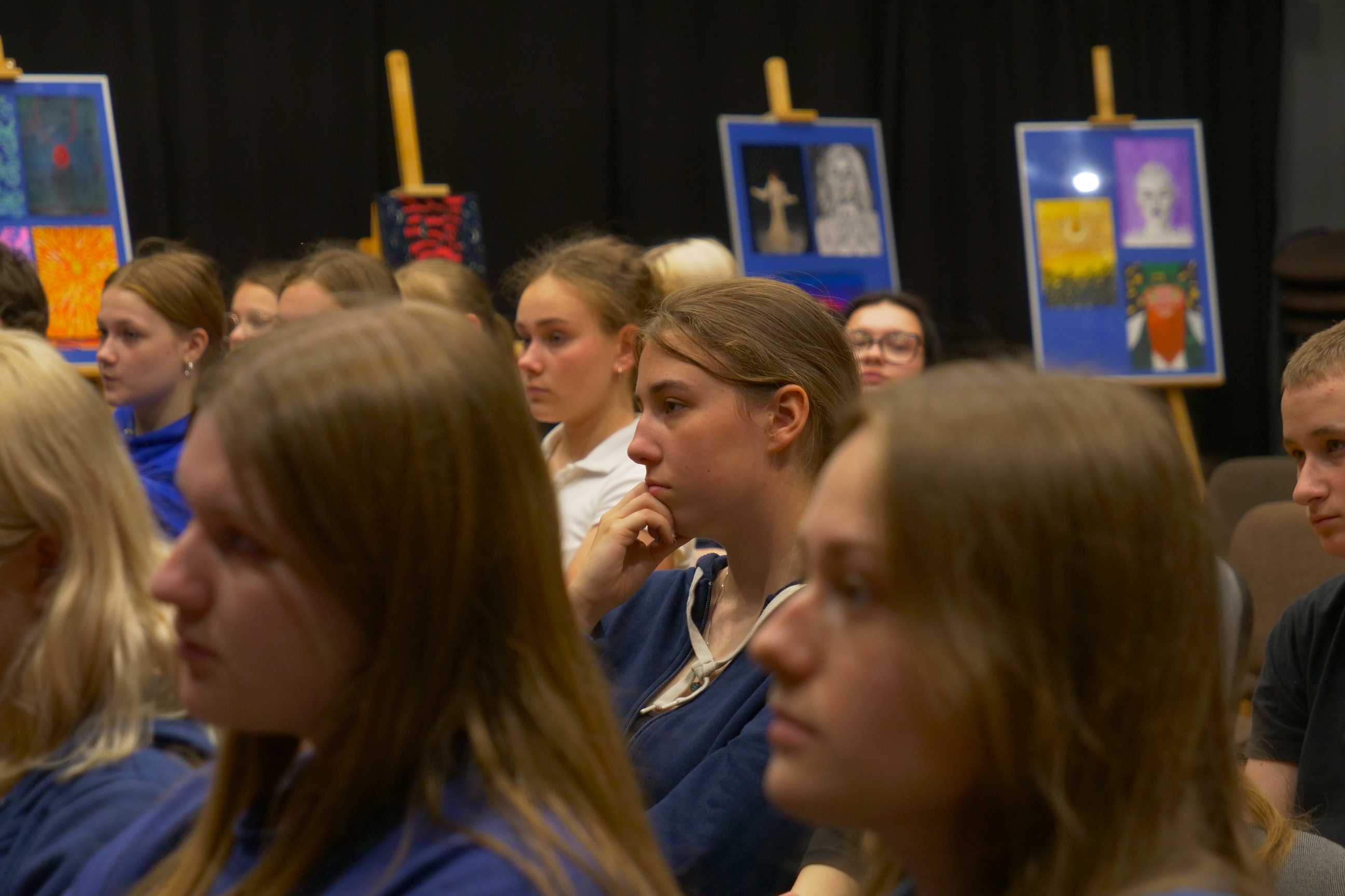 uczniowie na prelekcji wernisażu malarskiego "Podróże wyobraźni" uczniów ZSOiT w Wojkowicach w Miejskim Ośrodku Kultury w Wojkowicach