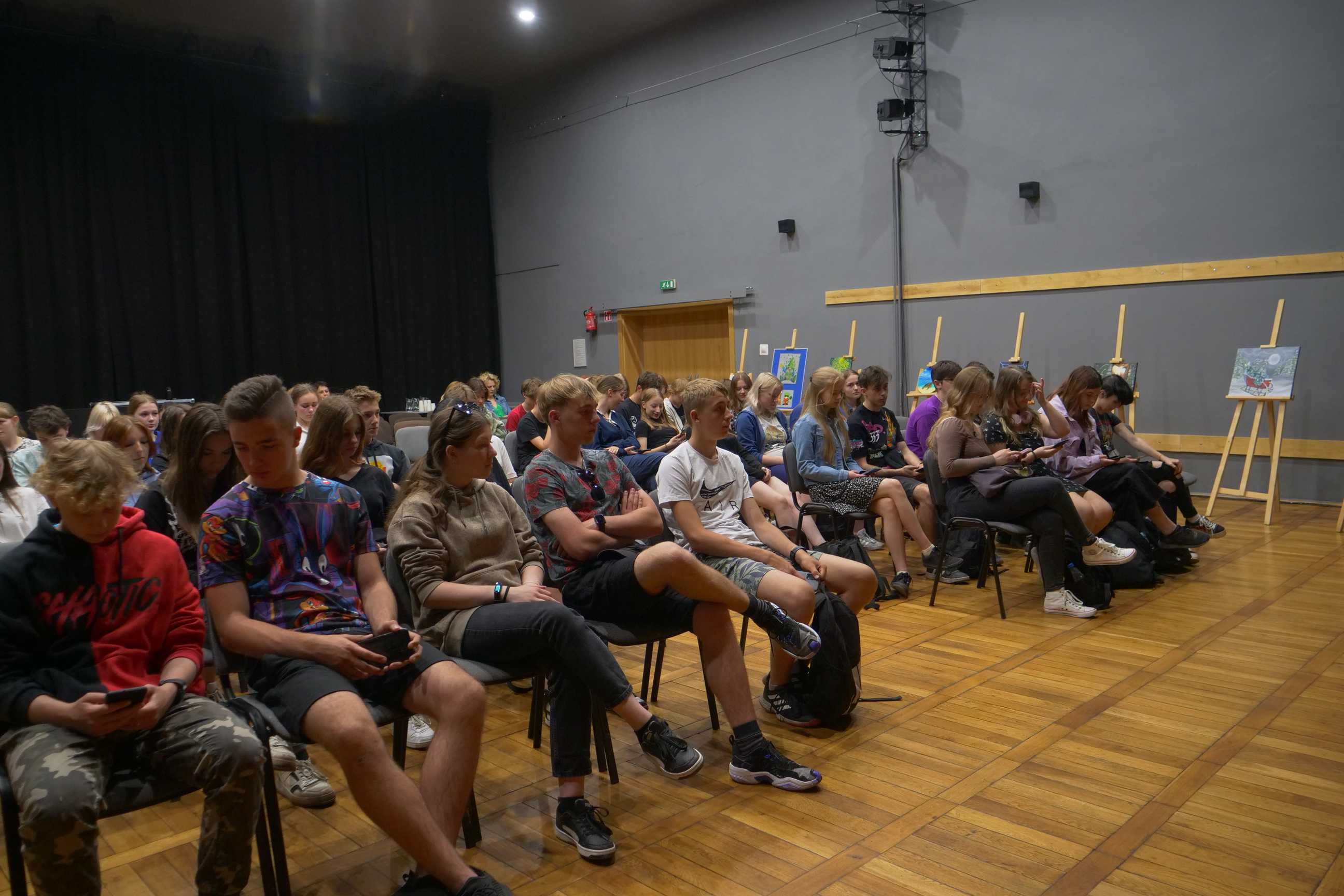 uczniowie na prelekcji wernisażu malarskiego "Podróże wyobraźni" uczniów ZSOiT w Wojkowicach w Miejskim Ośrodku Kultury w Wojkowicach