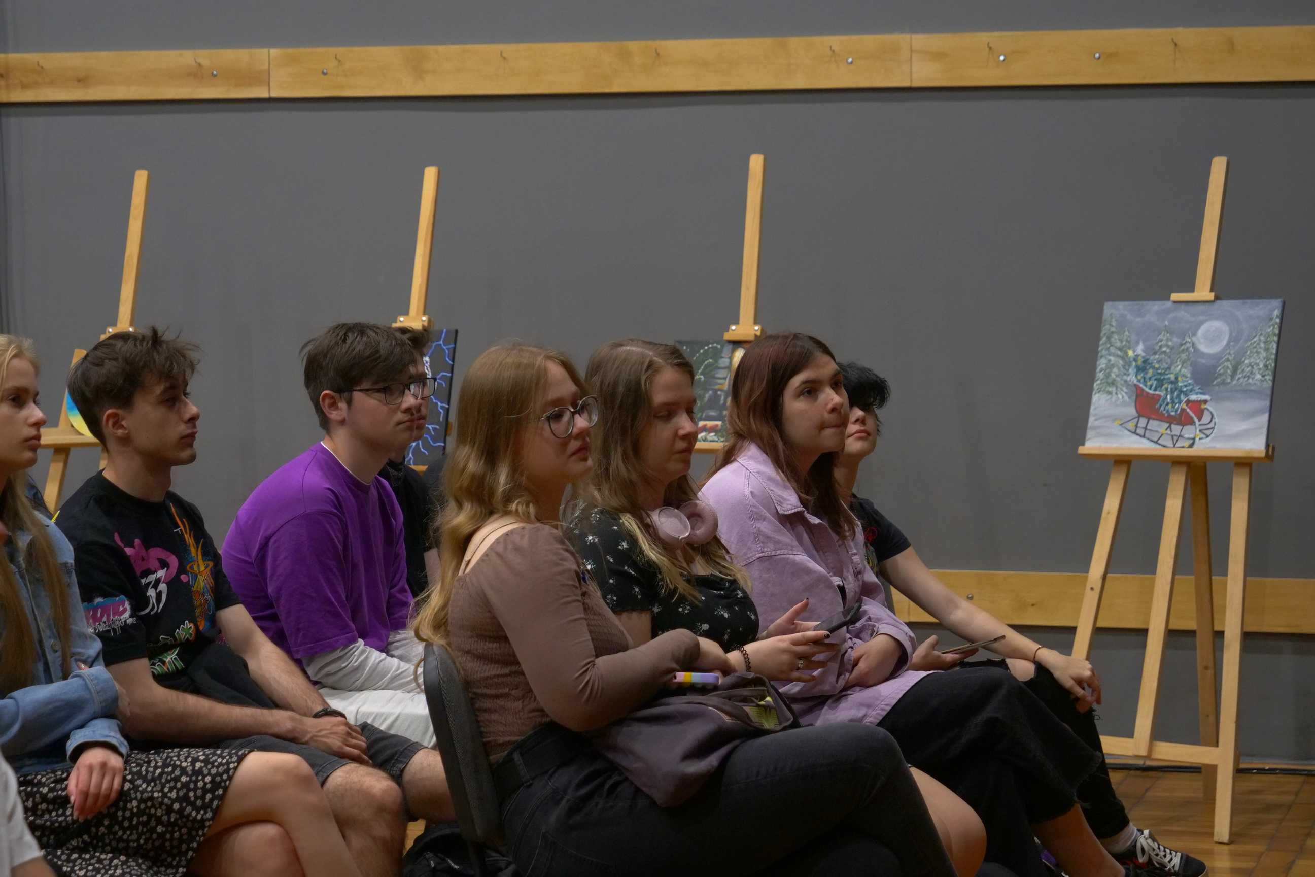 uczniowie na prelekcji wernisażu malarskiego "Podróże wyobraźni" uczniów ZSOiT w Wojkowicach w Miejskim Ośrodku Kultury w Wojkowicach