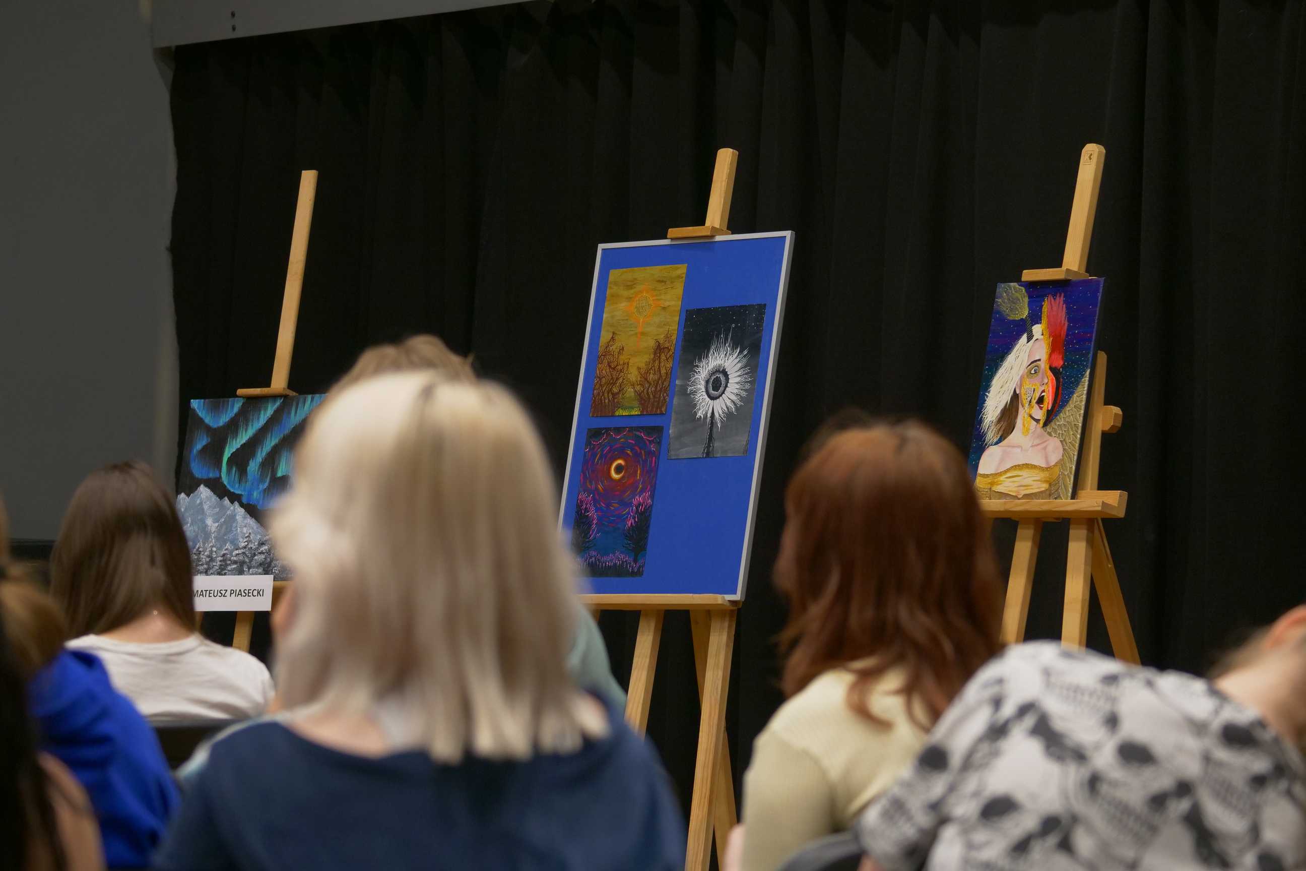 uczniowie na prelekcji wernisażu malarskiego "Podróże wyobraźni" uczniów ZSOiT w Wojkowicach w Miejskim Ośrodku Kultury w Wojkowicach