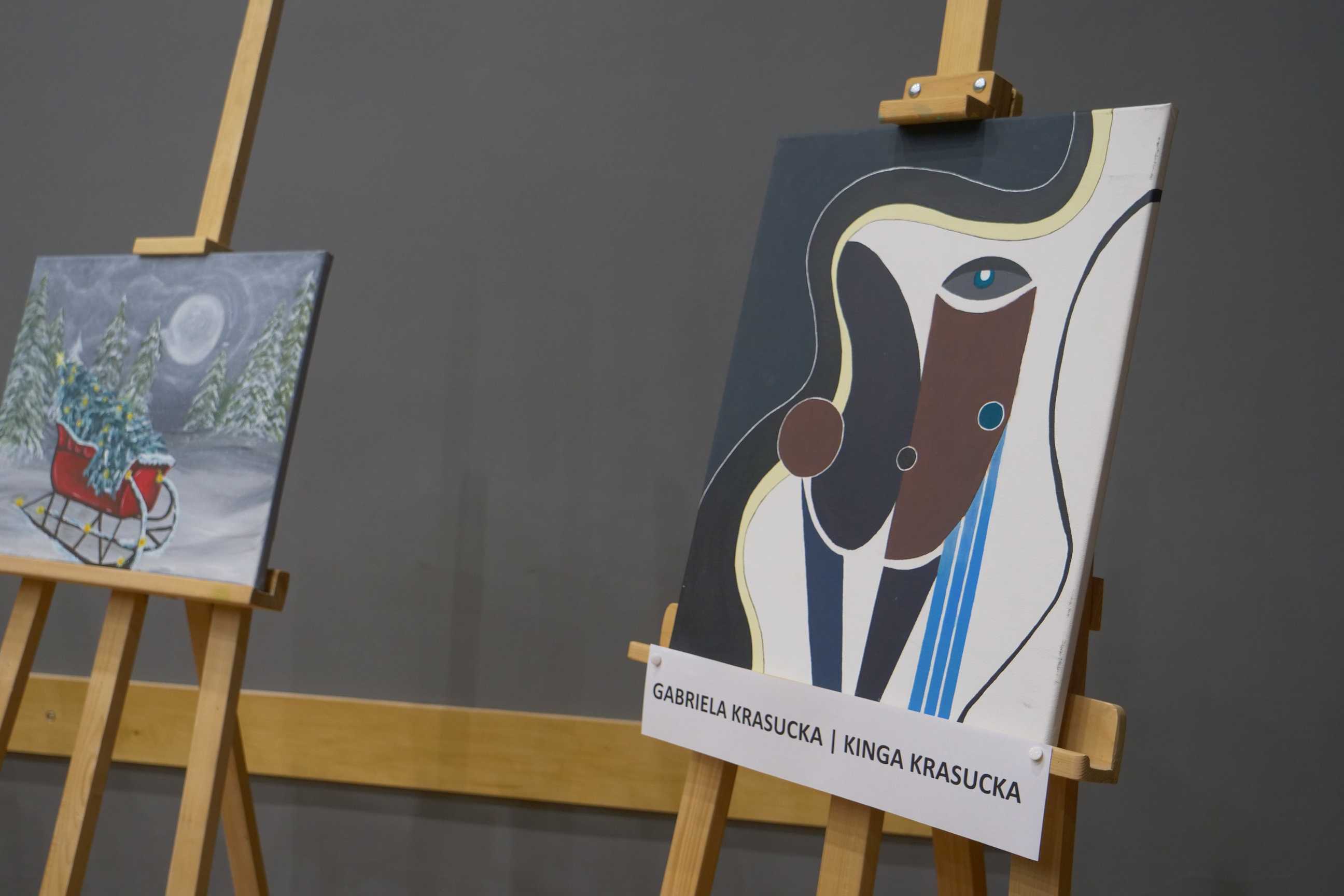 obraz wernisażu malarskiego "Podróże wyobraźni" uczniów ZSOiT w Wojkowicach w Miejskim Ośrodku Kultury w Wojkowicach