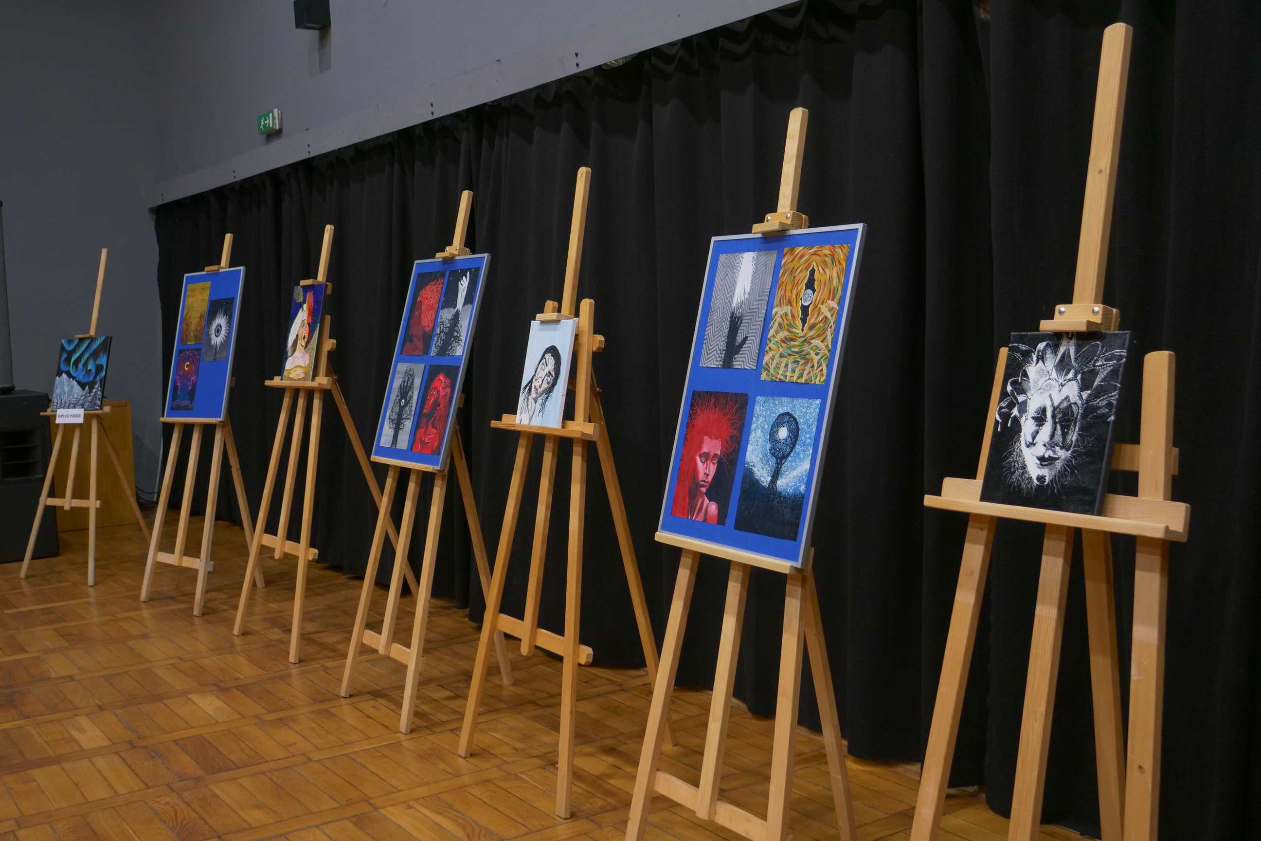obrazy wernisażu malarskiego "Podróże wyobraźni" uczniów ZSOiT w Wojkowicach w Miejskim Ośrodku Kultury w Wojkowicach