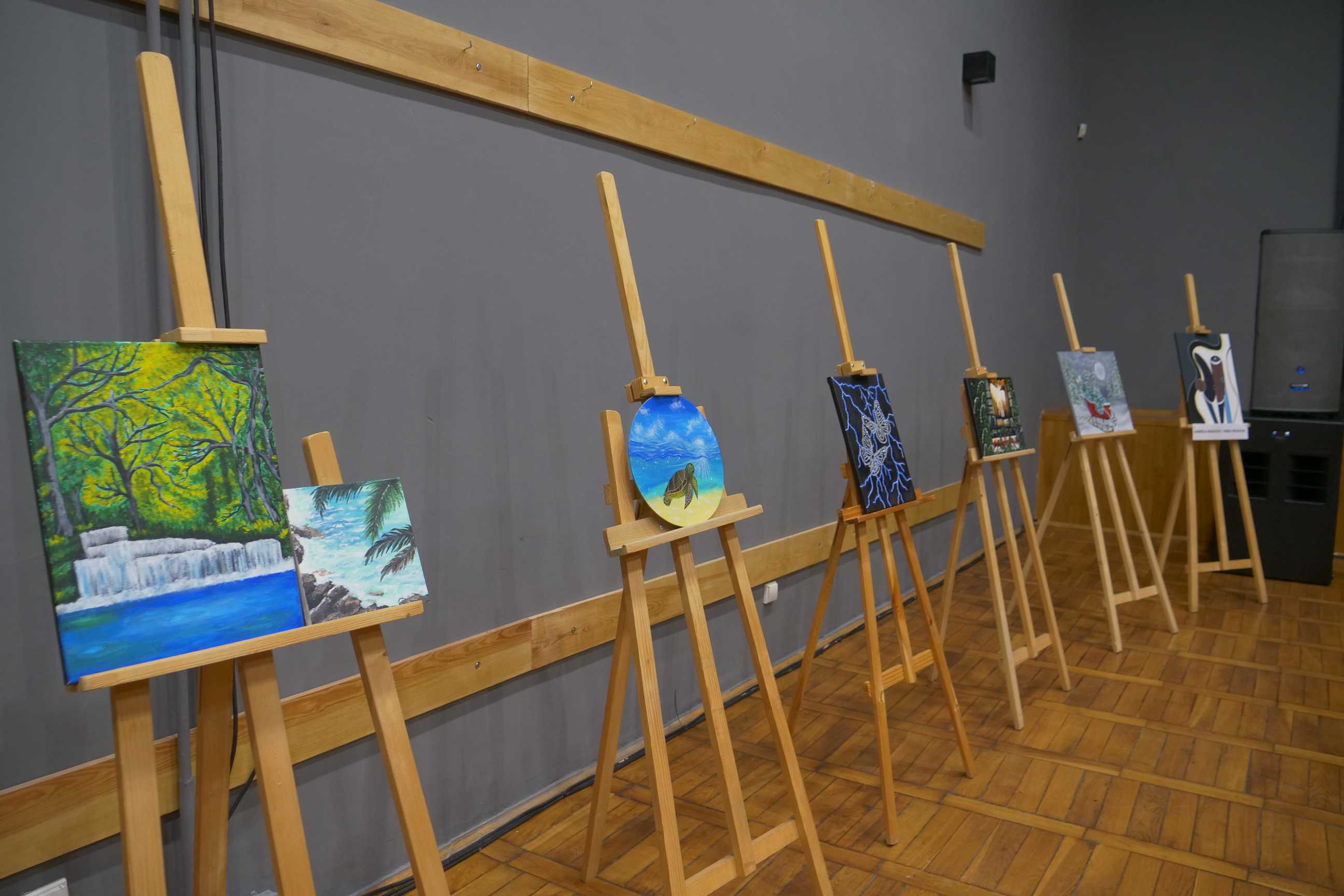 obrazy wernisażu malarskiego "Podróże wyobraźni" uczniów ZSOiT w Wojkowicach w Miejskim Ośrodku Kultury w Wojkowicach