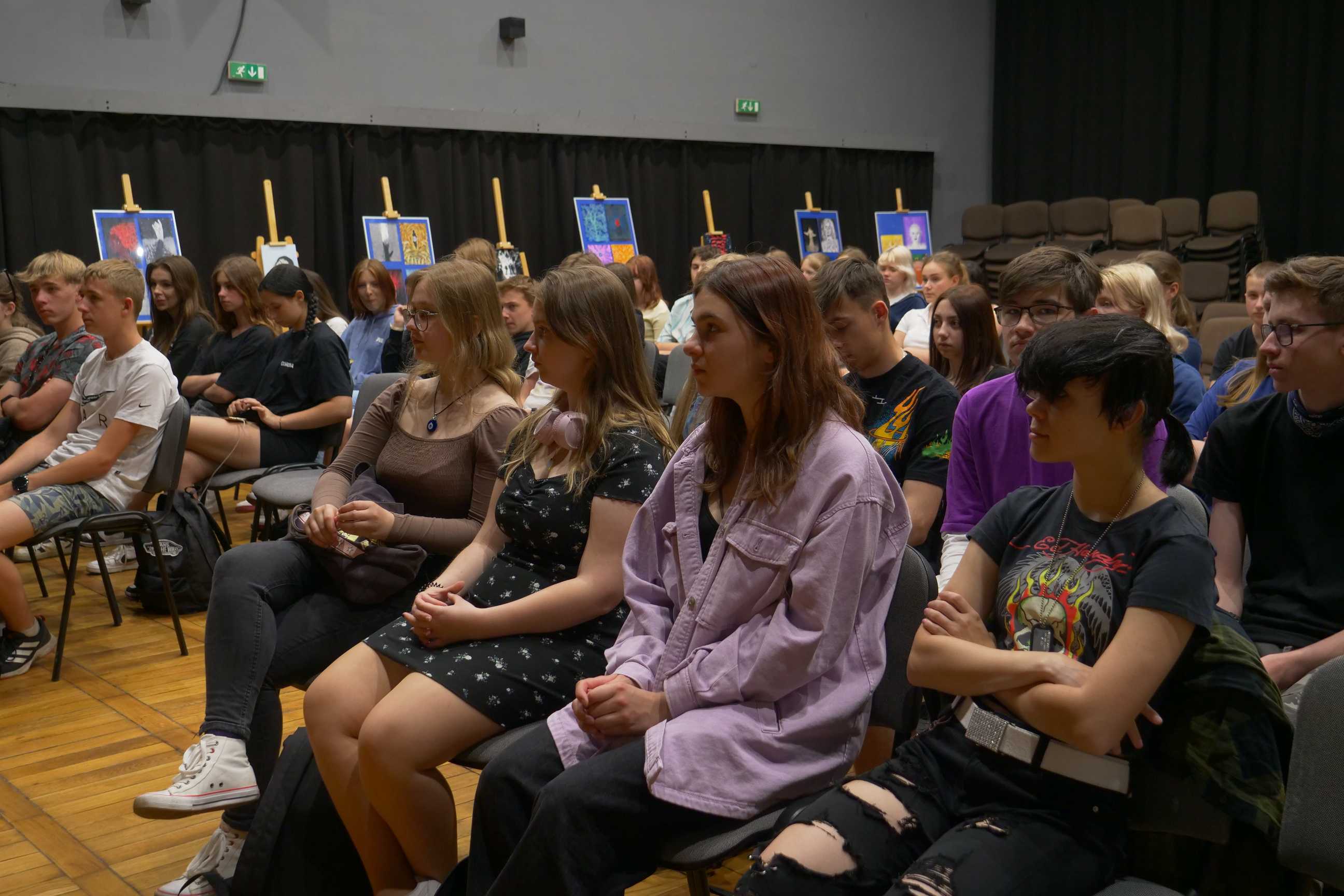 uczniowie na prelekcji wernisażu malarskiego "Podróże wyobraźni" uczniów ZSOiT w Wojkowicach w Miejskim Ośrodku Kultury w Wojkowicach
