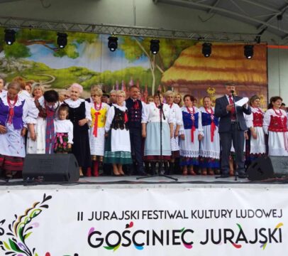 Regionalny Zespół Folklorystyczny "Jaworznik" na scenie podczas Wyróżnienie dla  RZF „Jaworznik” na II Jurajskim Festiwalu Kultury Ludowej w Koziegłowach 2023