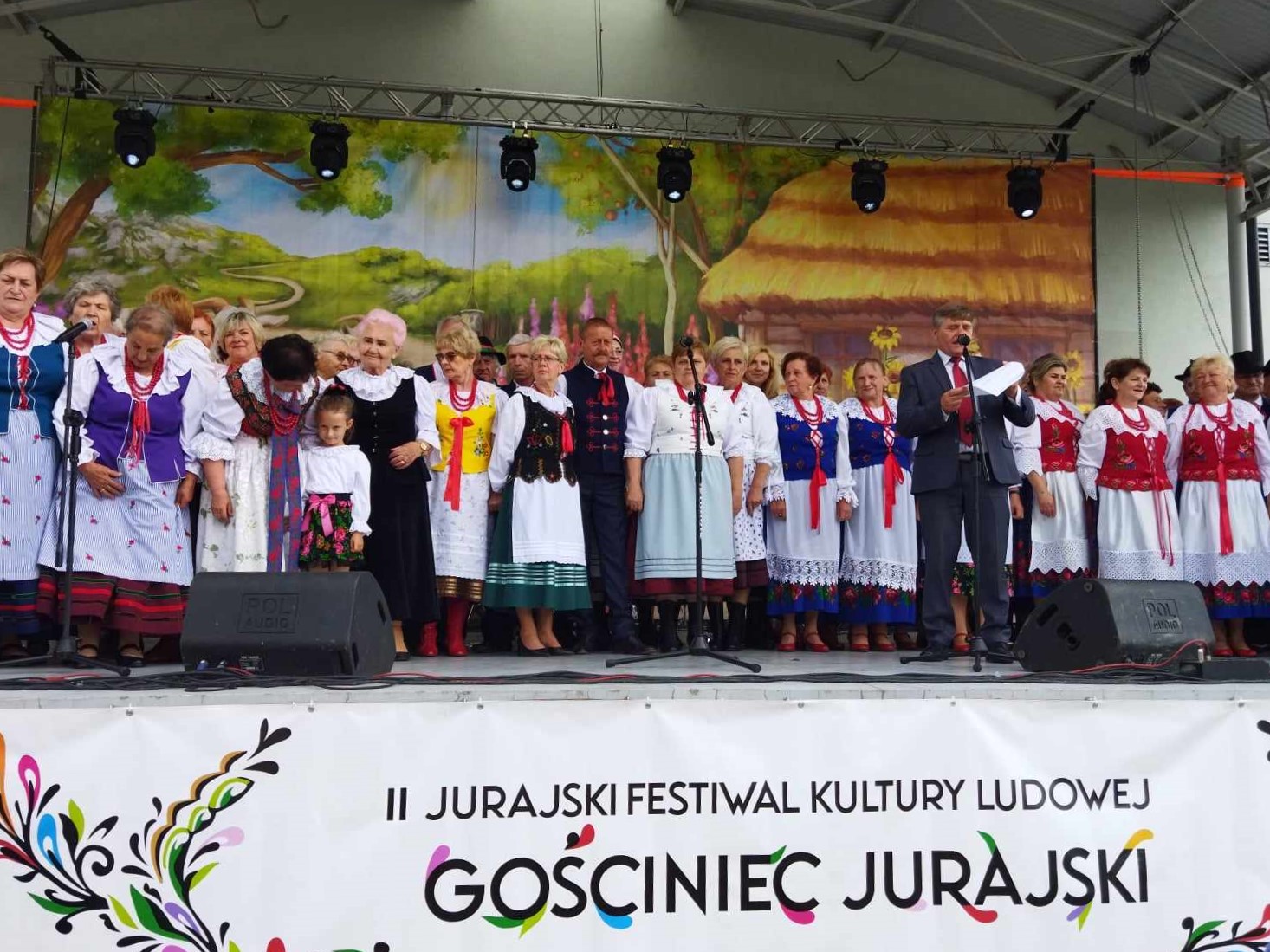 Regionalny Zespół Folklorystyczny "Jaworznik" na scenie podczas Wyróżnienie dla  RZF „Jaworznik” na II Jurajskim Festiwalu Kultury Ludowej w Koziegłowach 2023