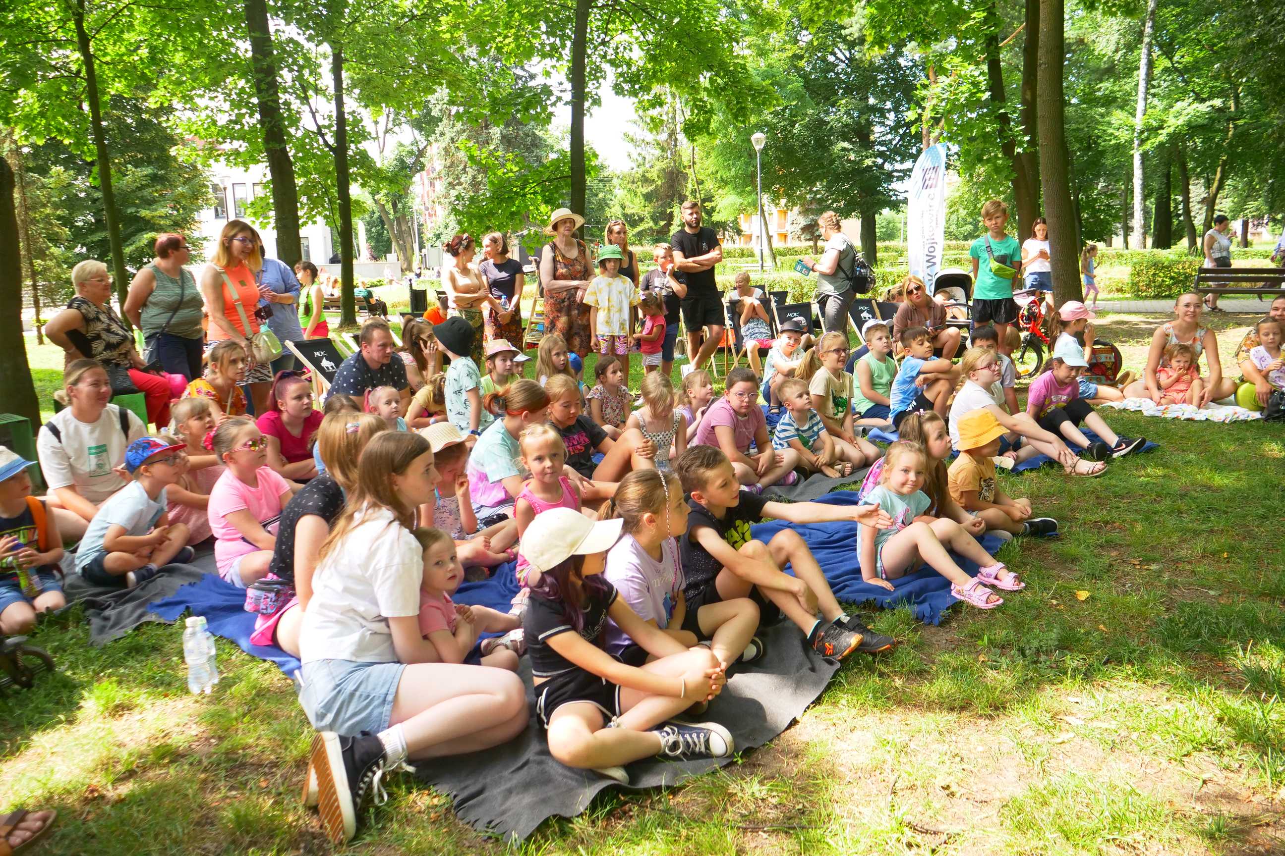 uczestnicy wakacji w mieście 2023 podczas zabawy w parku miejskim