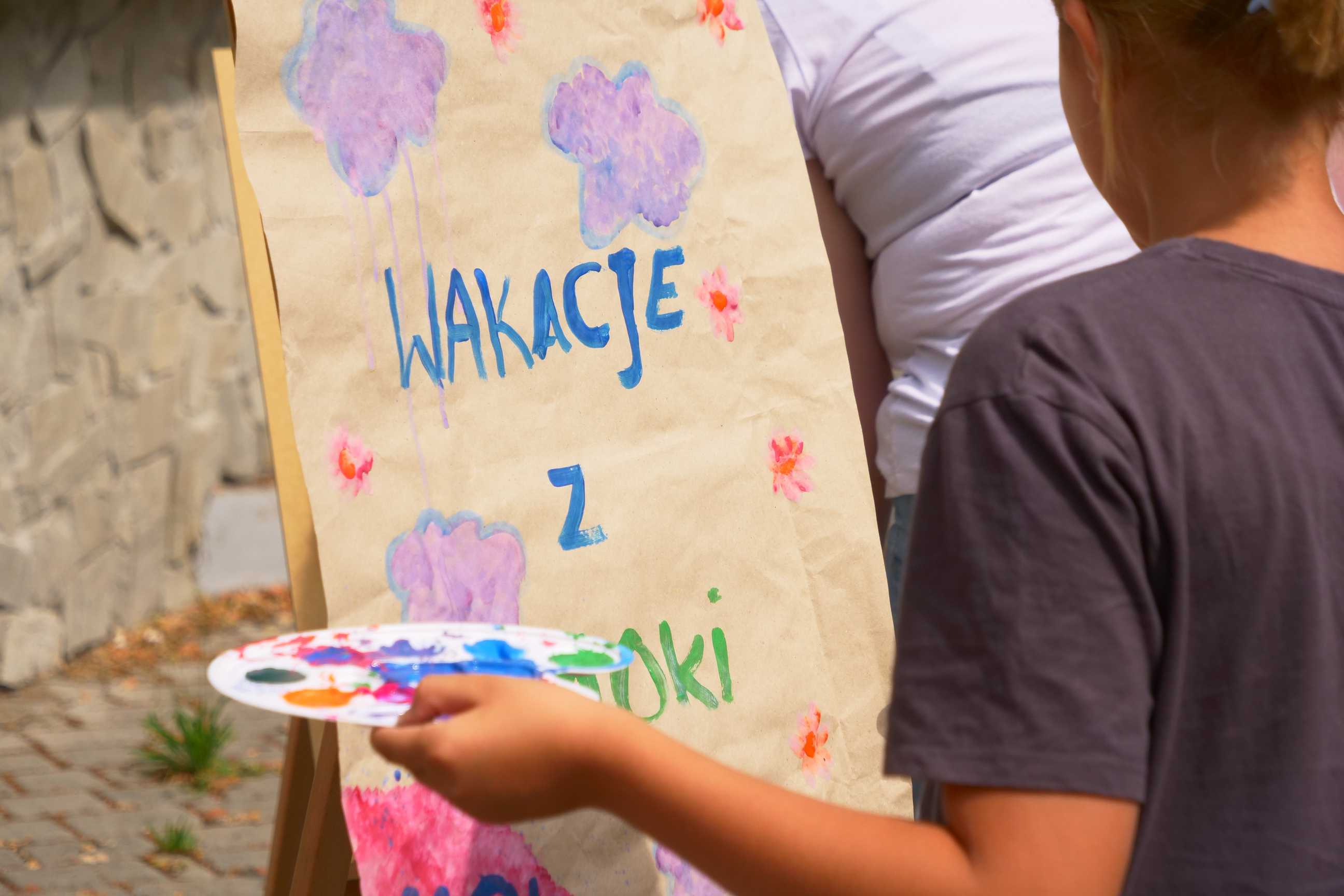 prace uczestników wakacji w mieście 2023 podczas zabawy w parku miejskim