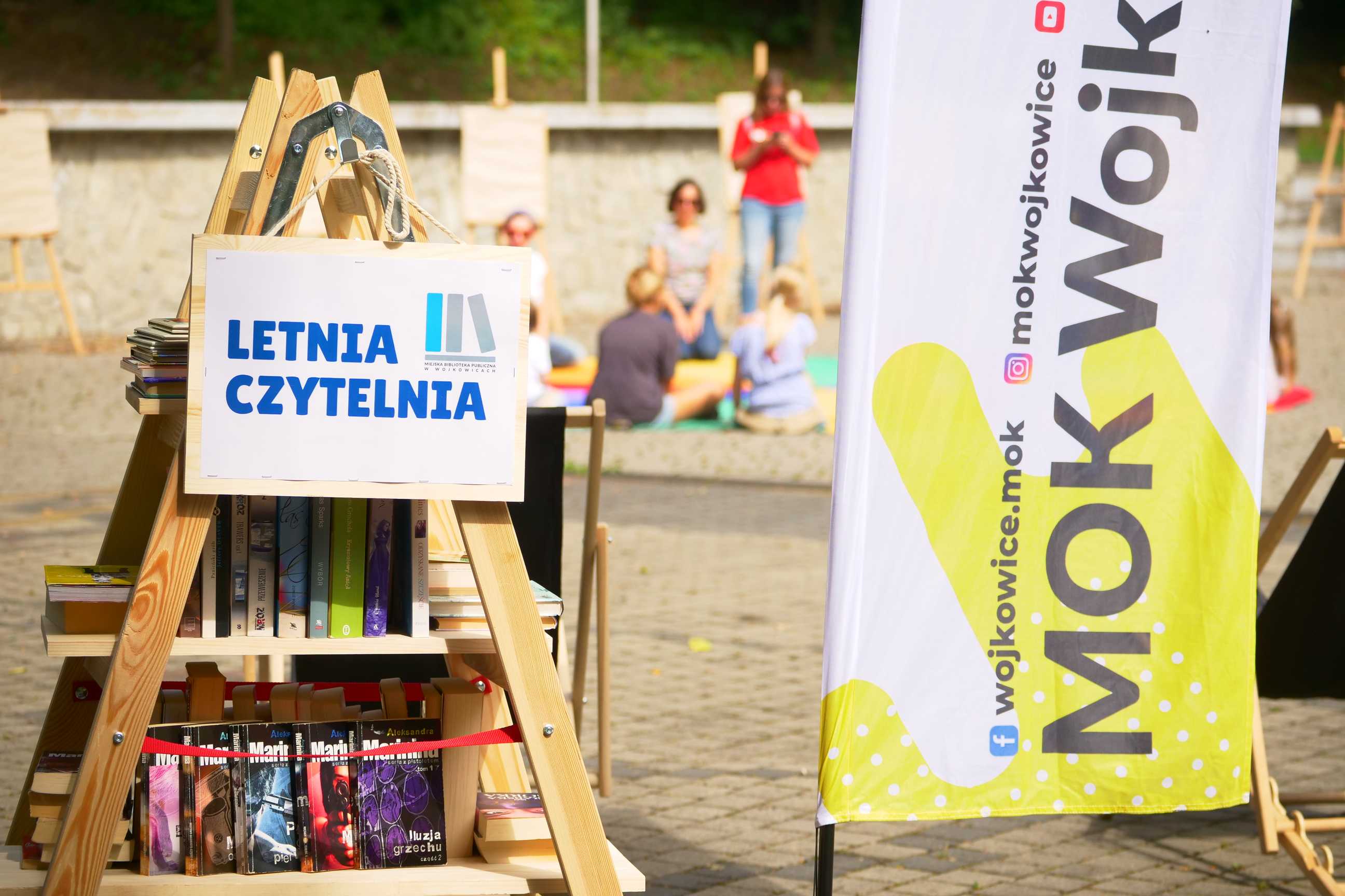 uczestnicy wakacji w mieście 2023 podczas zabawy w parku miejskim
