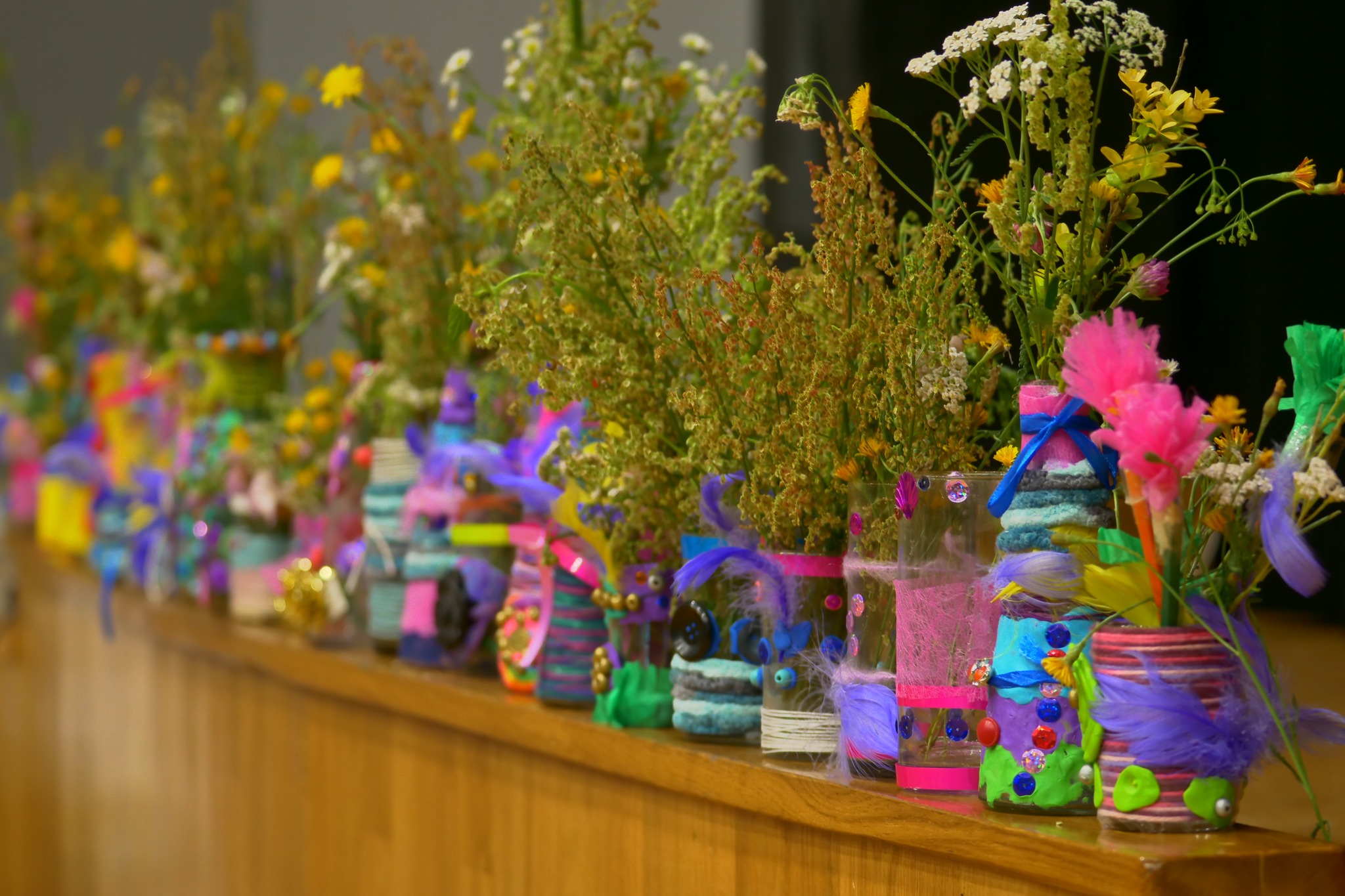 Prace plastyczne - wazony z kwiatkami wykonane przez uczestników akcji Wakacje w Mieście 2023 organizowanej przez Miejski Ośrodek Kultury w Wojkowicach
