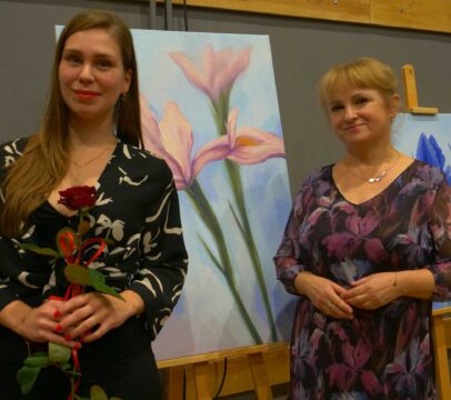 Prace malarskie i uczestnicy podczas wystawy malarstwa Magdaleny Śliwińskiej w Miejskim Ośrodku Kultury w Wojkowicach