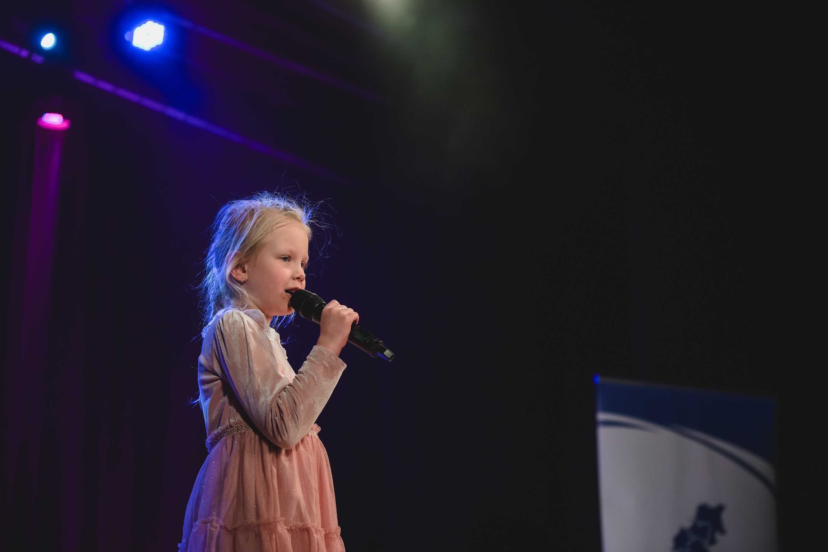 Uczestnik X Ogólnopolskiego Festiwalu Wokalnego Mikrofon MOK i Ty na scenie Miejskiego Ośrodka Kultury w Wojkowicach