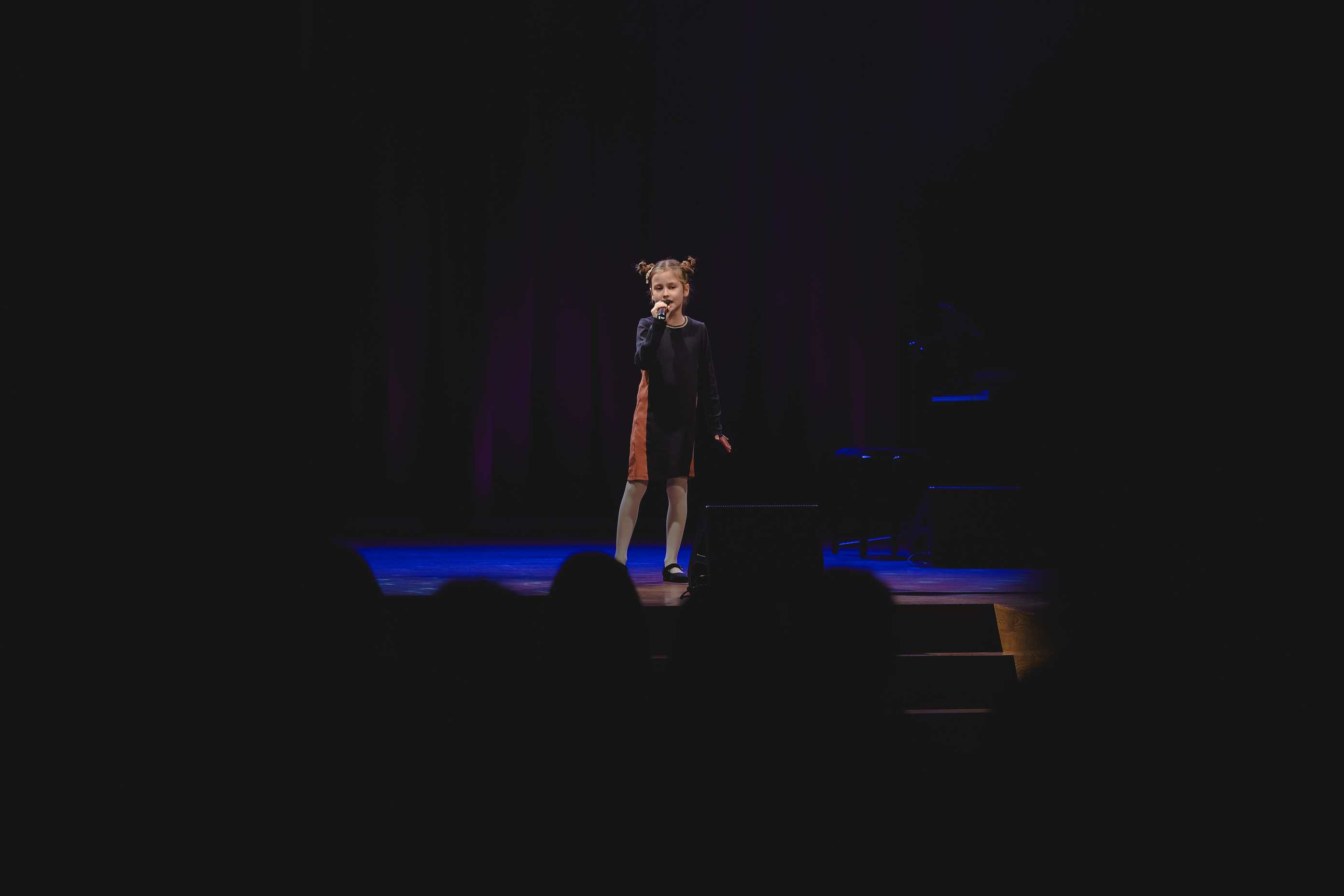 Uczestnik X Ogólnopolskiego Festiwalu Wokalnego Mikrofon MOK i Ty na scenie Miejskiego Ośrodka Kultury w Wojkowicach