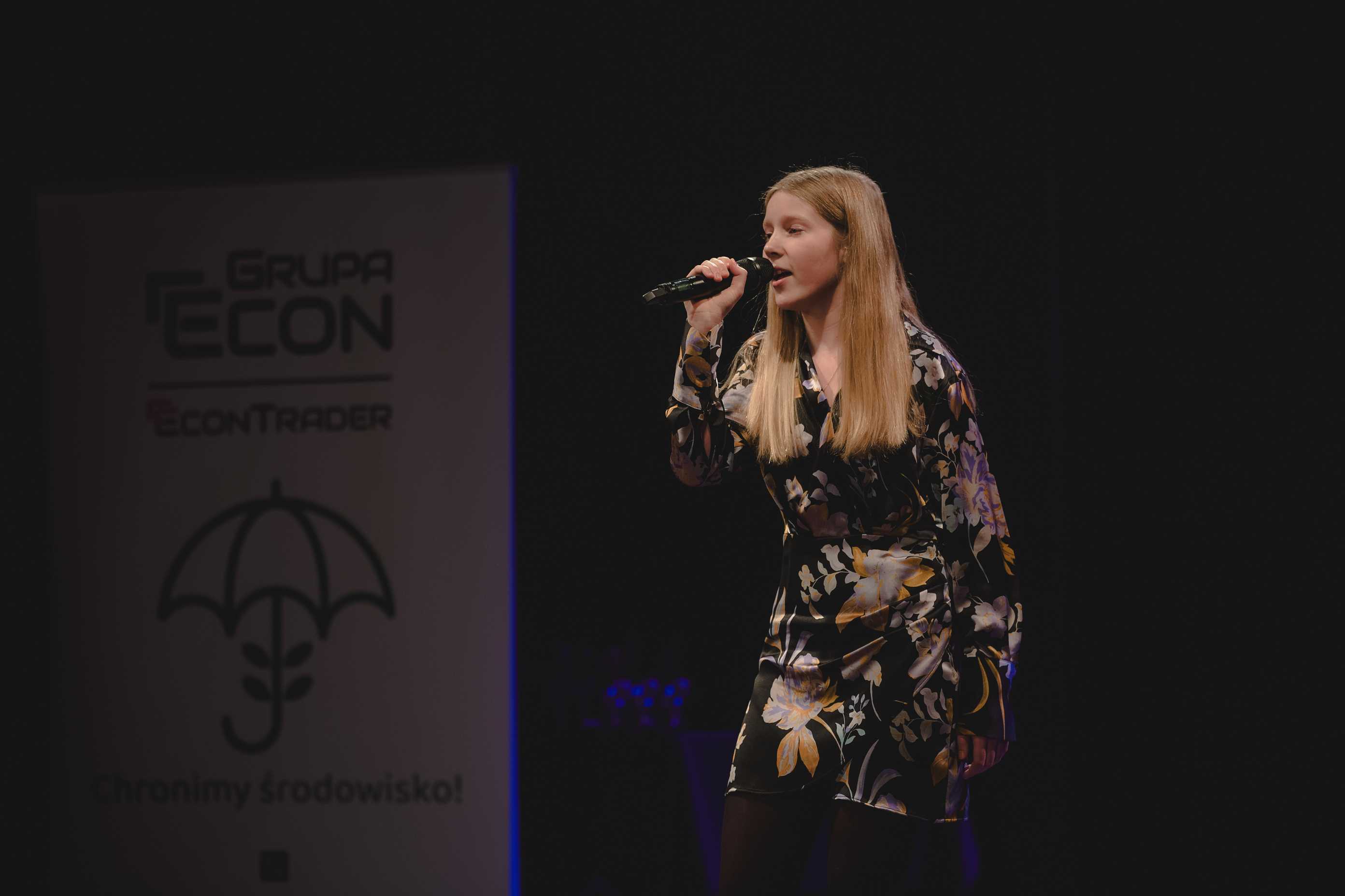 Uczestnik X Ogólnopolskiego Festiwalu Wokalnego Mikrofon MOK i Ty na scenie Miejskiego Ośrodka Kultury w Wojkowicach