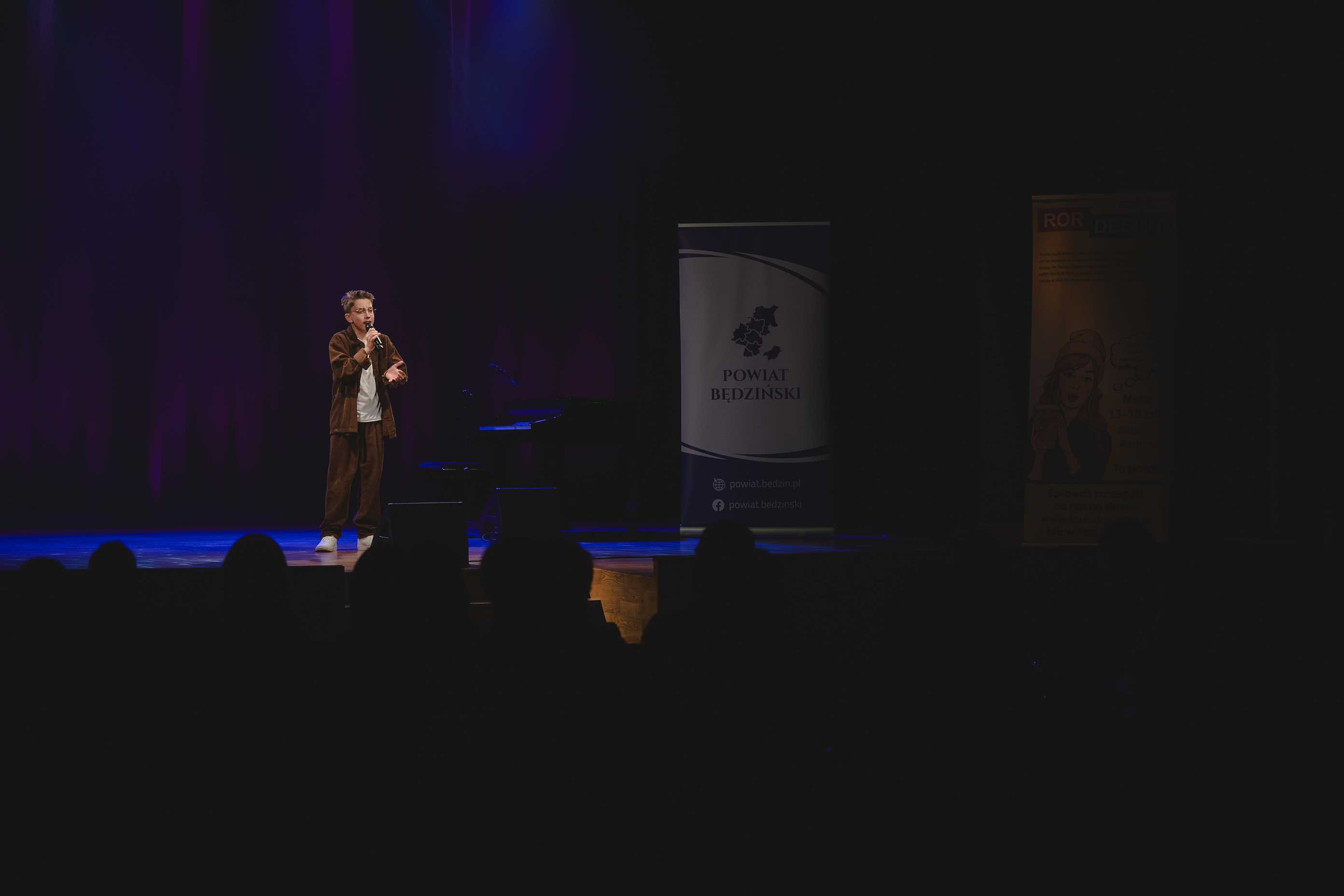 Uczestnik X Ogólnopolskiego Festiwalu Wokalnego Mikrofon MOK i Ty na scenie Miejskiego Ośrodka Kultury w Wojkowicach