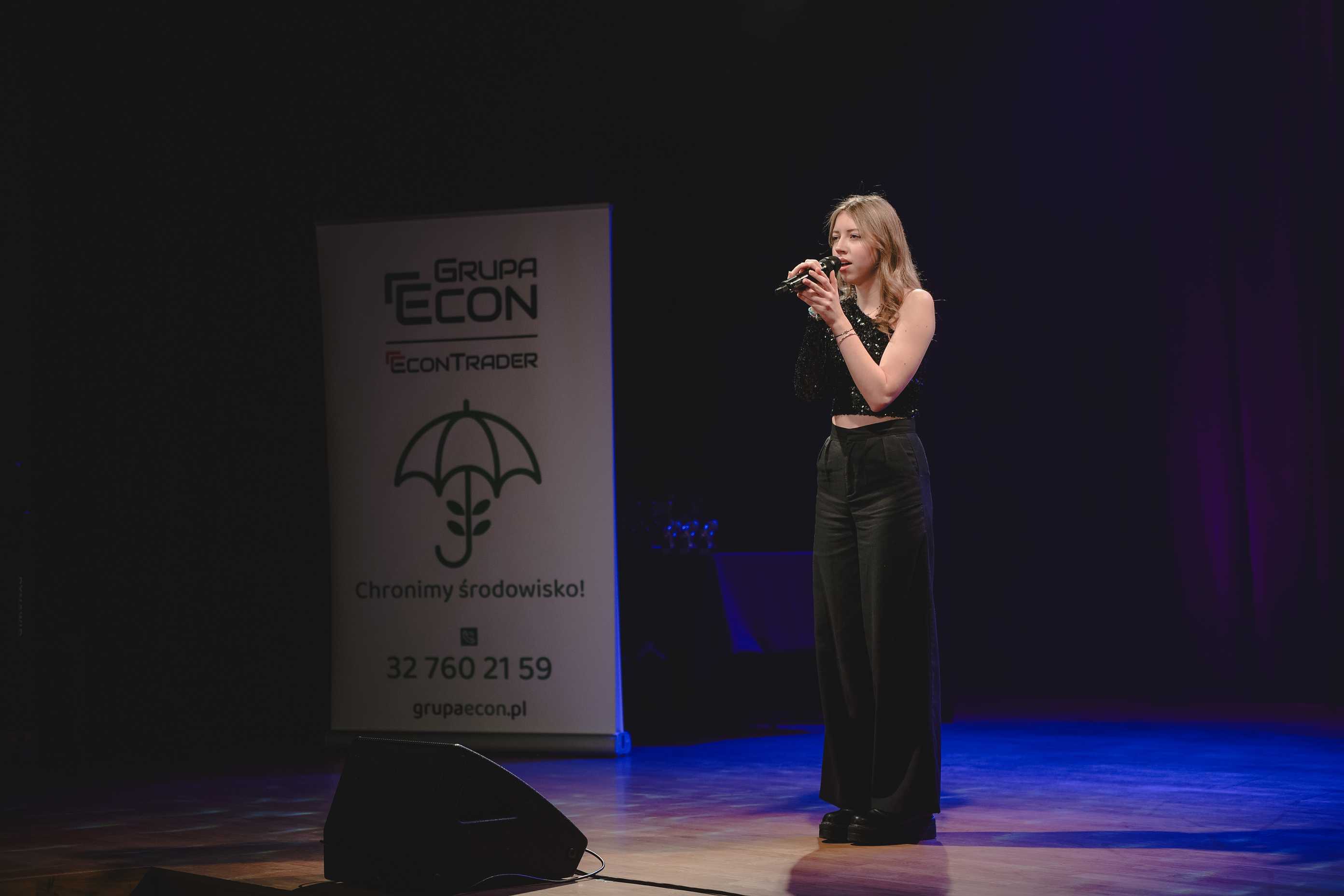 Uczestnik X Ogólnopolskiego Festiwalu Wokalnego Mikrofon MOK i Ty na scenie Miejskiego Ośrodka Kultury w Wojkowicach