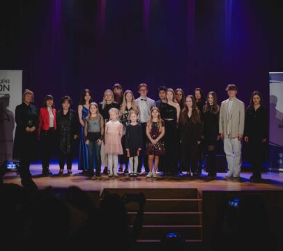 Uczestnicy X Ogólnopolskiego Festiwalu Wokalnego Mikrofon MOK i Ty na scenie Miejskiego Ośrodka Kultury w Wojkowicach