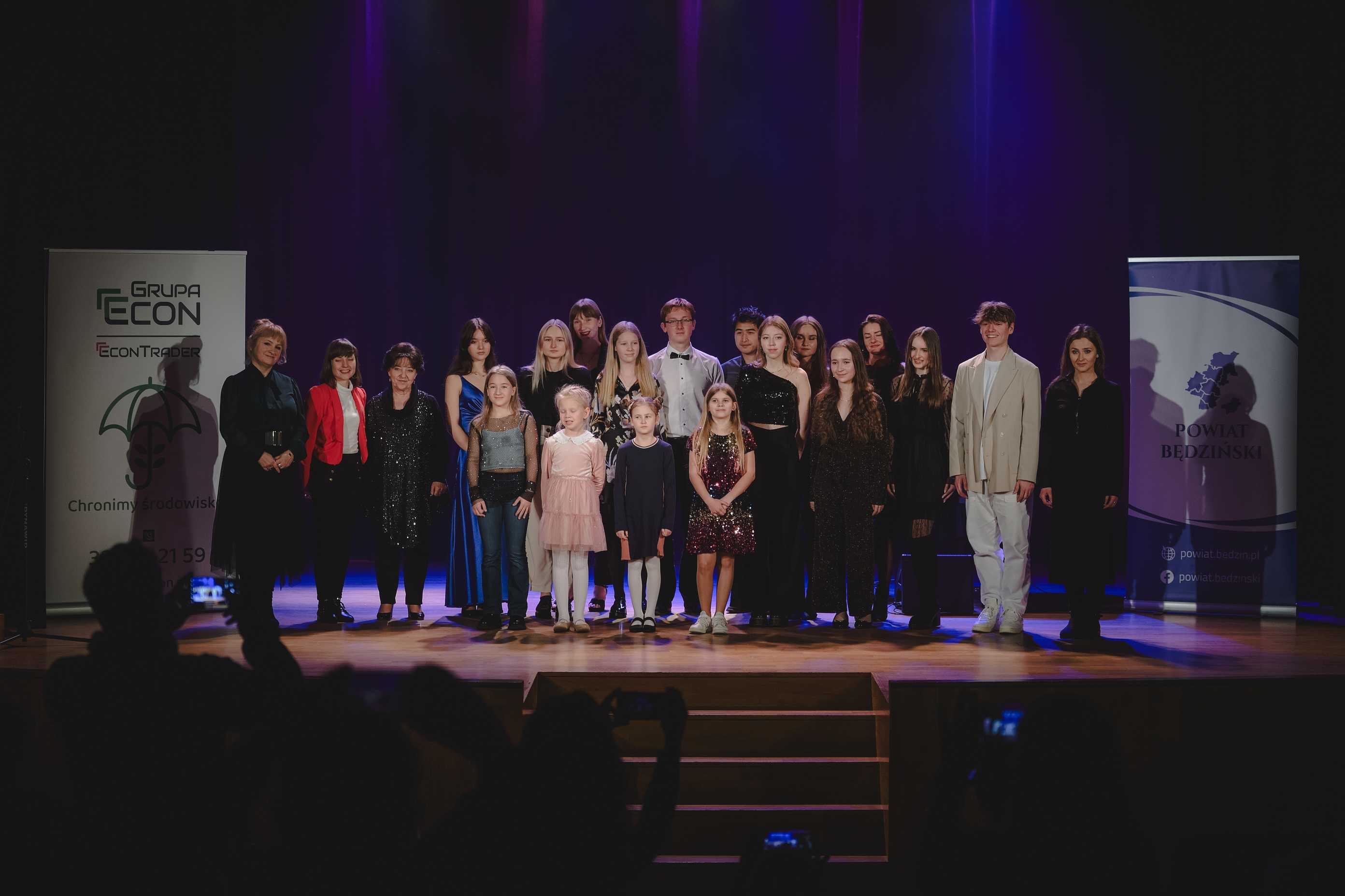 Uczestnicy X Ogólnopolskiego Festiwalu Wokalnego Mikrofon MOK i Ty na scenie Miejskiego Ośrodka Kultury w Wojkowicach
